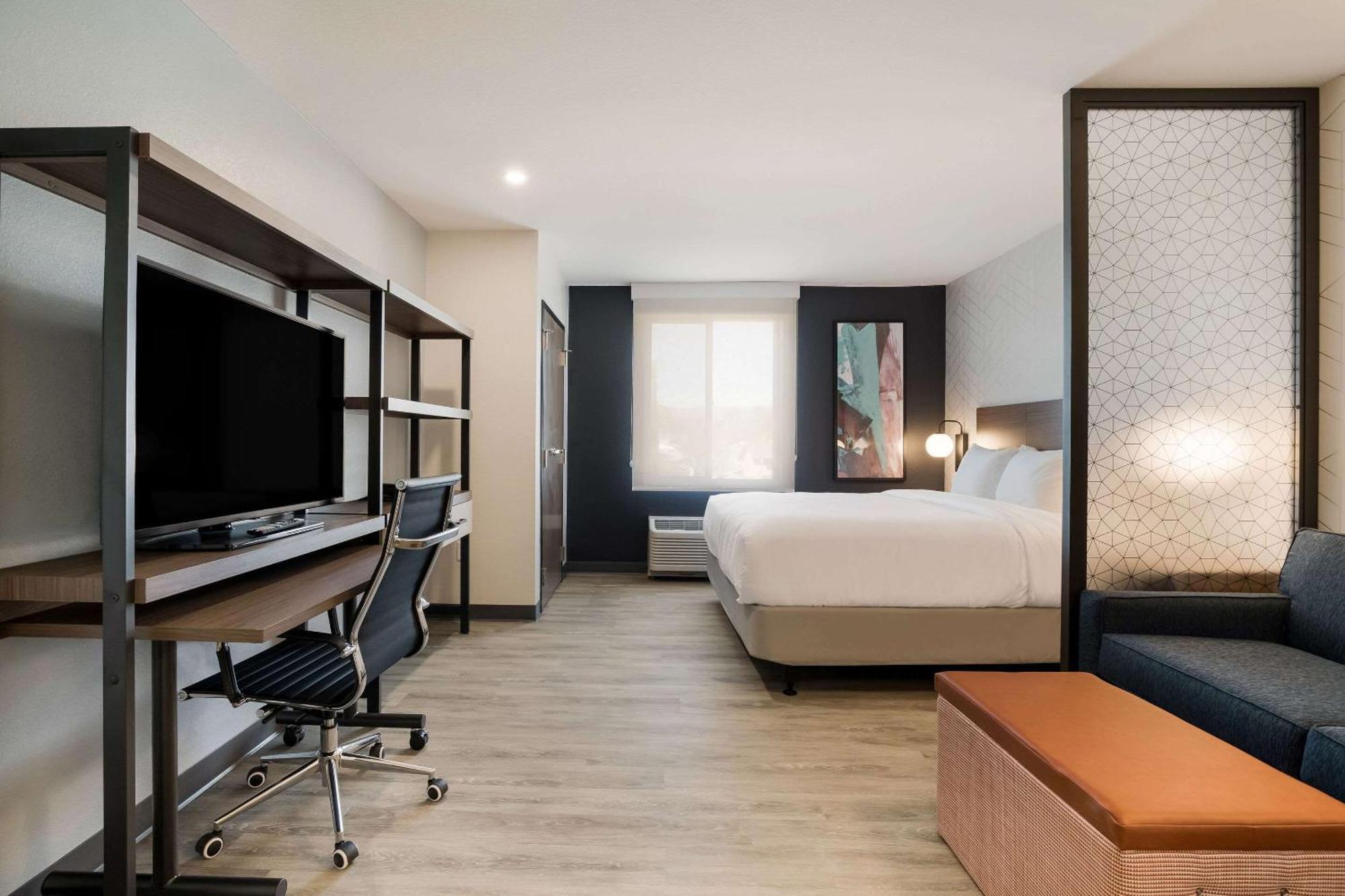 Everhome Suites Corona Exterior foto