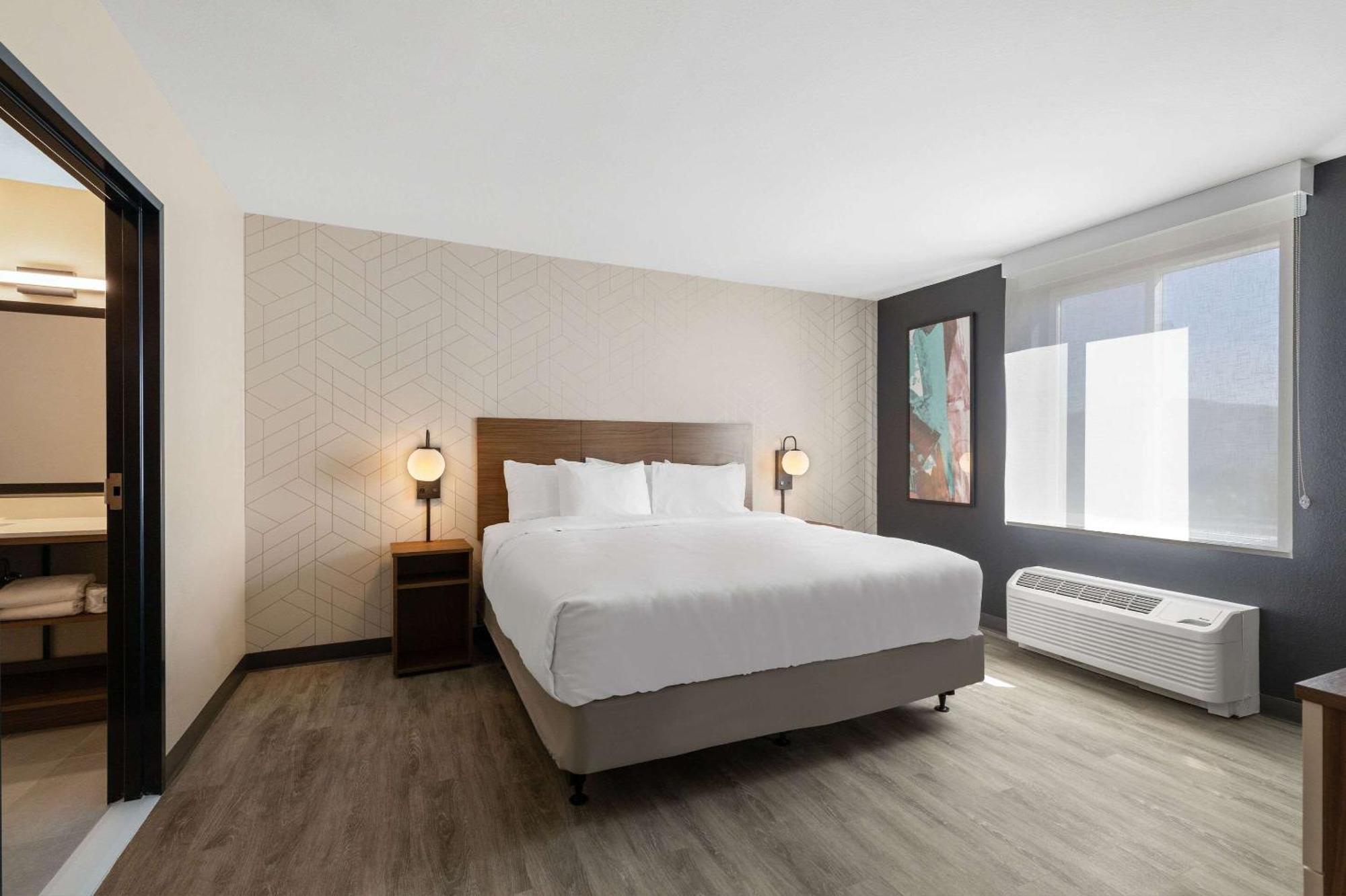 Everhome Suites Corona Exterior foto