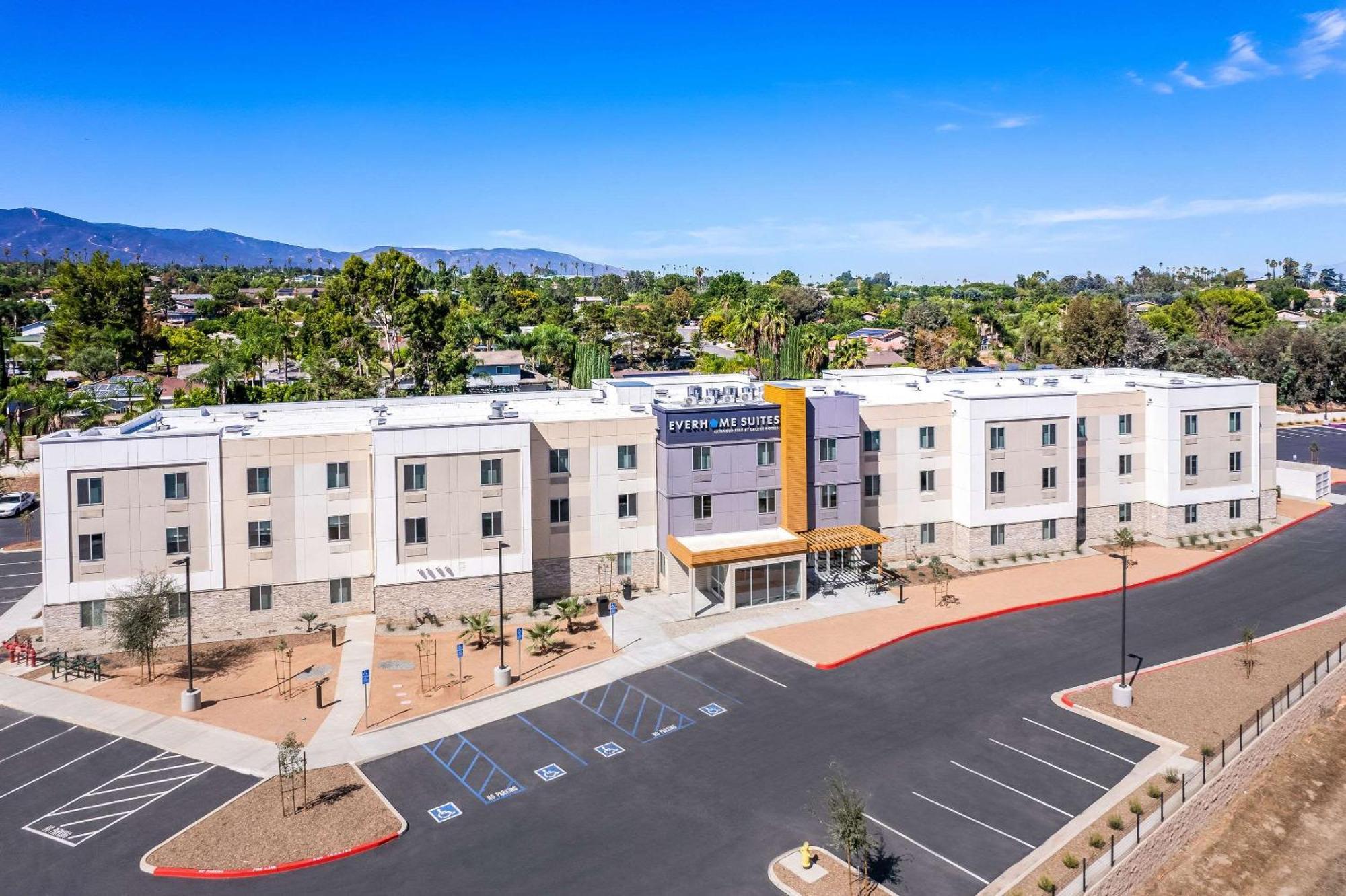 Everhome Suites Corona Exterior foto