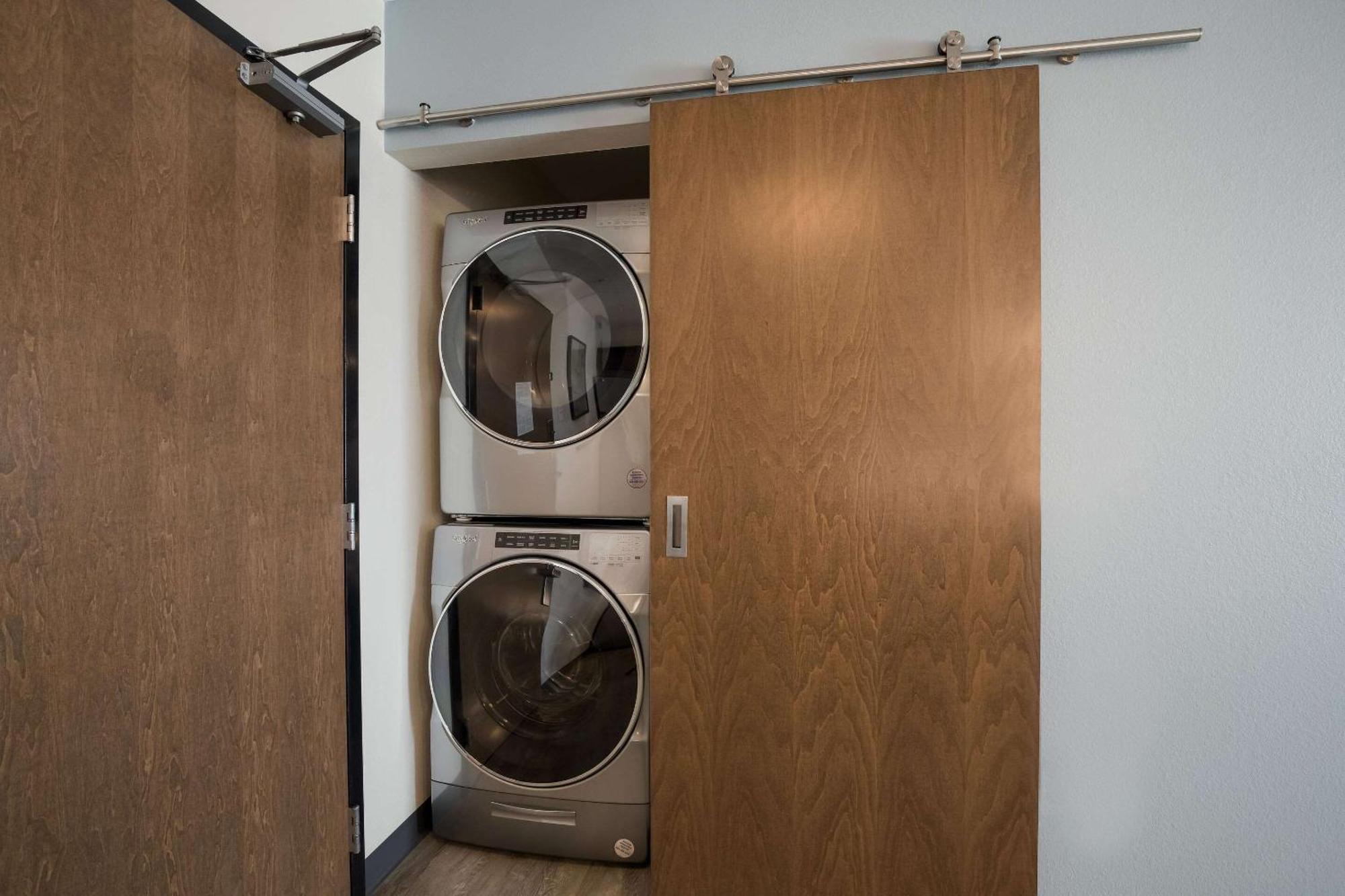 Everhome Suites Corona Exterior foto