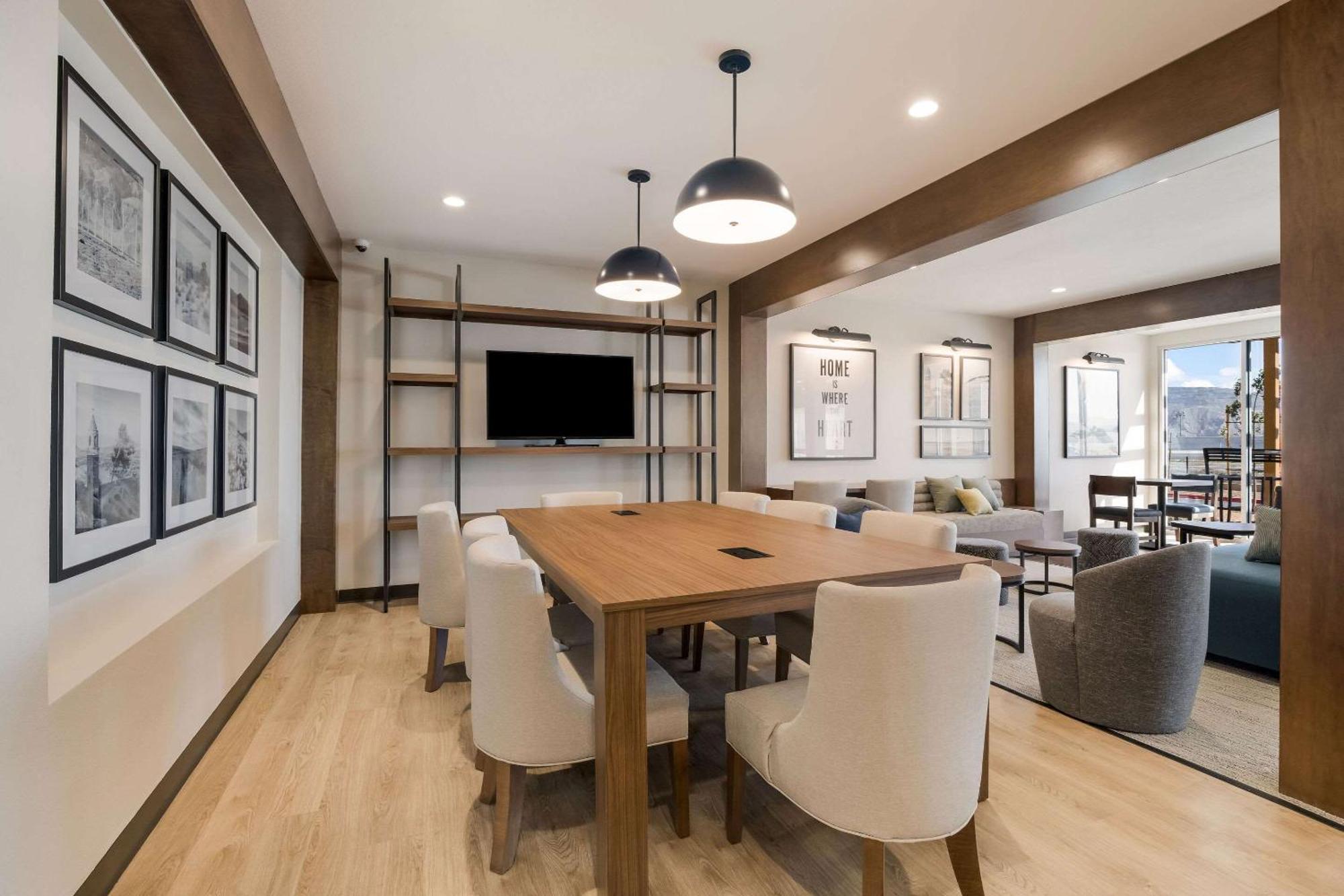 Everhome Suites Corona Exterior foto