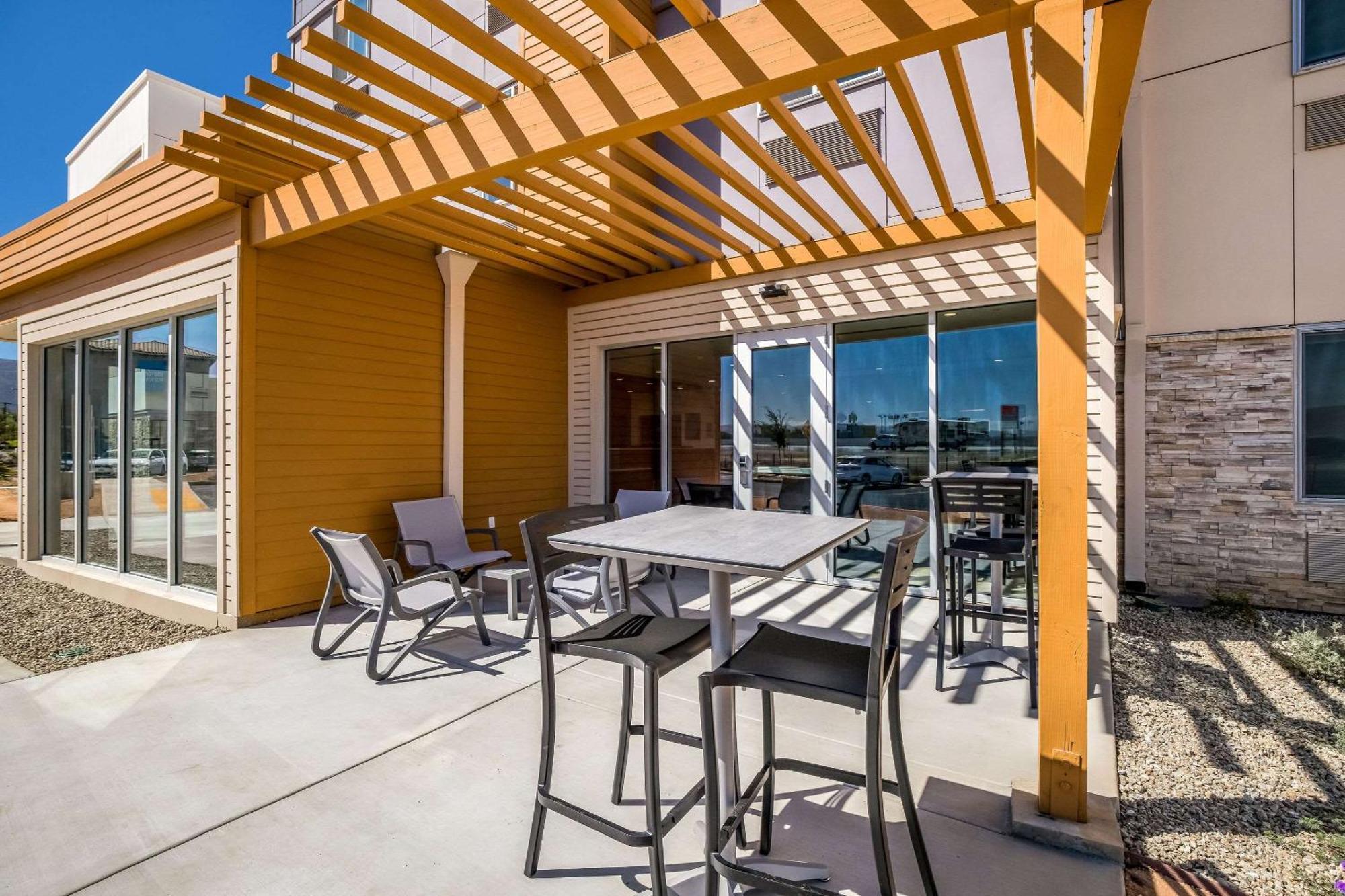 Everhome Suites Corona Exterior foto